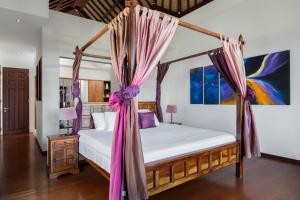 Ein Bett oder Betten in einem Zimmer der Unterkunft Villa Amanie - Private Villa with Infinity pool, Stunning Views and Cook