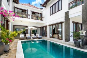 Der Swimmingpool an oder in der Nähe von Villa Amanie - Private Villa with Infinity pool, Stunning Views and Cook