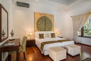 Ein Bett oder Betten in einem Zimmer der Unterkunft Villa Amanie - Private Villa with Infinity pool, Stunning Views and Cook