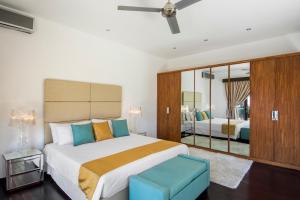 Ein Bett oder Betten in einem Zimmer der Unterkunft Villa Amanie - Private Villa with Infinity pool, Stunning Views and Cook