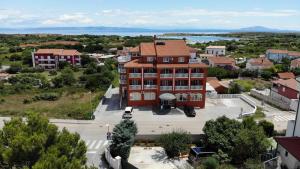 z góry widok na duży budynek w mieście w obiekcie Hotel Livadic & Restaurant w mieście Ližnjan
