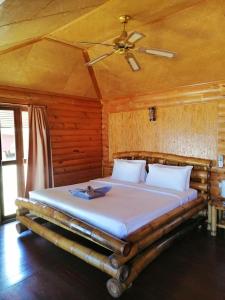 1 dormitorio con 1 cama grande y techo en Bow Thong Beach Resort, en Ko Tao