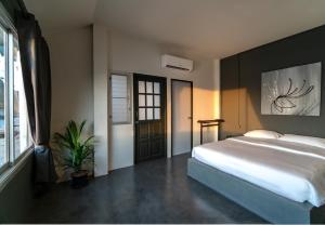 1 dormitorio con cama grande y ventana grande en Sunrise Koh Tao en Ko Tao