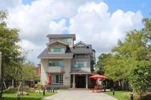 Yilan Pine Villa Homestay في ليودونغ: منزل بسقف مقامر