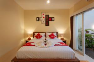 ein Schlafzimmer mit einem Bett und einem Fenster mit Aussicht in der Unterkunft Villa Julie & Villa Sydney, Seminyak - 2 Bedroom Modern Pool Villas! in Seminyak + 59 Fotos