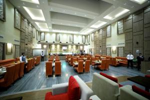 Restoran atau tempat lain untuk makan di Rg Royal Hotel