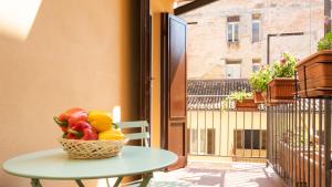 uma cesta de frutas sentada numa mesa na varanda em Residenza Ariosto by Studio Vita em Bolonha