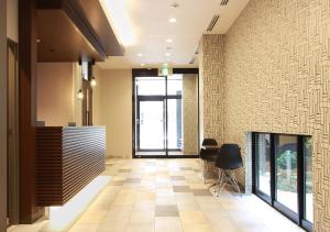 un vestíbulo de oficina con recepción y sillas en Hotel Trend Kanazawa Katamachi, en Kanazawa