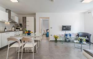 eine Küche und ein Esszimmer mit Tisch und Stühlen in der Unterkunft Apartment ire' in Karšete