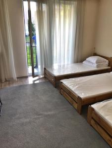 2 Betten in einem Zimmer mit Fenster in der Unterkunft Anni Deluxe in Sosnowiec