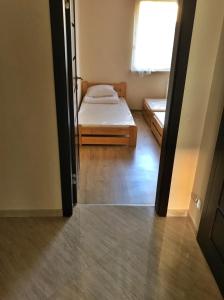 ein kleines Schlafzimmer mit einem Bett und einem Fenster in der Unterkunft Anni Deluxe in Sosnowiec