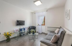 ein Wohnzimmer mit Sofa und Tisch in der Unterkunft Apartment ire' in Karšete