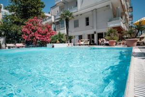 una grande piscina di fronte a un edificio di SI Rimini Hotel a Rimini
