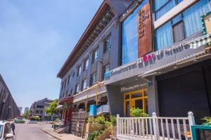 un edificio al lado de una calle en Xi'an Travelling with Hotel South Gate, en Xi'an