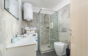 ein Badezimmer mit Dusche, Waschbecken und Toilette in der Unterkunft Apartment ire' in Karšete + 24 Fotos