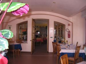 A restaurant or other place to eat at Hotel Da Si-Si