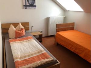 een kamer met 2 bedden in een kamer bij Gasthof ´s Gräbele in Tübingen