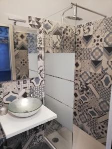 een badkamer met een wastafel en een spiegel bij B&B IL SOGNO in Turijn
