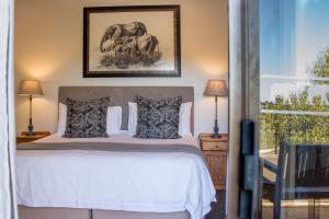 Postel nebo postele na pokoji v ubytování Knysna Elephant Park Lodge