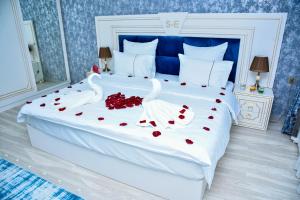 zwei Schwäne auf einem Bett mit Herzen darauf in der Unterkunft Supreme Hotel Baku in Baku
