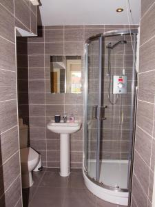 A bathroom at Impressive Urban Townhouse - Leeds City Centre