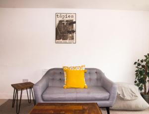 a living room with a couch with a yellow pillow at Impressive Urban Townhouse - Leeds City Centre in Leeds