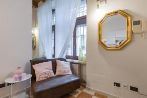 a living room with a couch and a mirror at Maison Porta Leoni in Verona