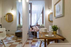 a living room with a table and chairs at Maison Porta Leoni in Verona