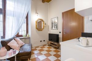 a living room with a couch and a table at Maison Porta Leoni in Verona