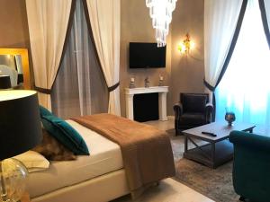 ローマにあるDi Rienzo Residencesのベッドルーム1室(ベッド1台、ソファ、椅子付)