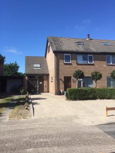 une maison en briques avec une allée en face de celle-ci dans l'établissement B&B Kogervennetje, à De Koog