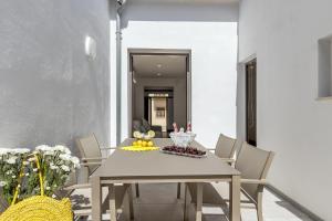 A seating area at Townhouse Tonina