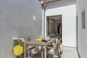 A seating area at Townhouse Tonina Még 27 kép