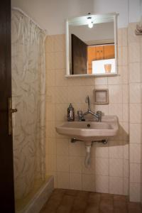 y baño con lavabo y espejo. en Olga Apartments en Alinda