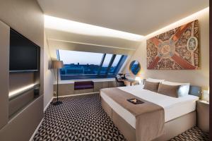 Televízia a/alebo spoločenská miestnosť v ubytovaní Hotel Moments Budapest by Continental Group