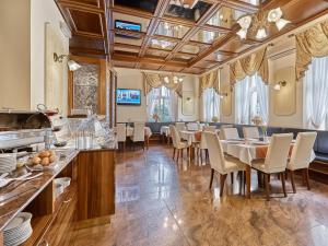 une grande salle à manger avec une table et des chaises dans l'établissement Hotel Sirius, à Karlovy Vary