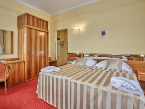 Giường trong phòng chung tại Hotel Sirius