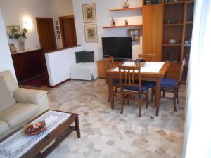 un soggiorno con tavolo e una sala da pranzo di Appartamento Elisabetta a Lido di Venezia
