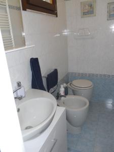 bagno con lavandino bianco e servizi igienici di Appartamento Elisabetta a Lido di Venezia