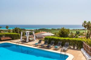 The swimming pool at or close to Apartamentos Sunsets