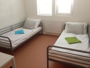Łóżko lub łóżka w pokoju w obiekcie Hostel BOHEMIA