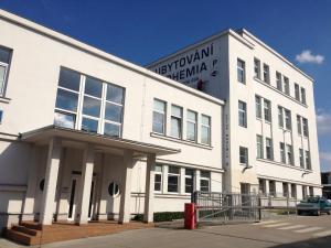 biały budynek z napisem na boku w obiekcie Hostel BOHEMIA w Pradze
