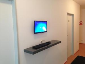 Telewizja i/lub zestaw kina domowego w obiekcie Hostel BOHEMIA