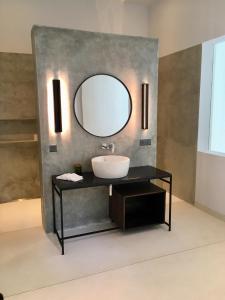 W łazience znajduje się umywalka i lustro. w obiekcie UYANA Boutique Hotel and Retreat ADULTS ONLY w mieście Ahangama