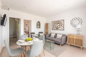 A seating area at Apartamentos Sunsets