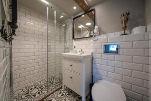 A bathroom at Dom w Domu - Izera Glamping