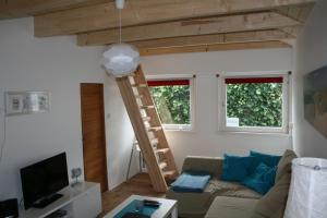 una sala de estar con una escalera en la esquina de una habitación en Haus am Priwallstrand, en Travemünde