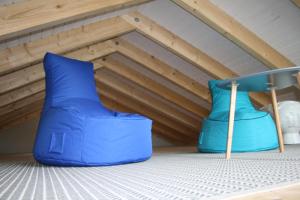 zwei blaue Kissen auf dem Dachboden in der Unterkunft Haus am Priwallstrand in Travemünde