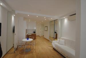 uma sala de estar com um sofá branco e uma mesa em Grand studio cabine à côté des plages NER634 em Cannes