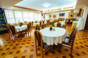 a dining room with tables and chairs in a restaurant at Hotel Kristal Palas in Prilep